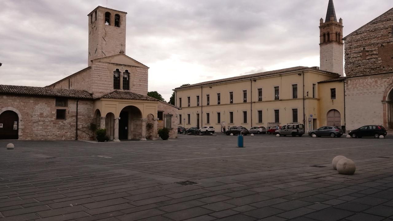 Residenza Mazzini Foligno Exterior foto
